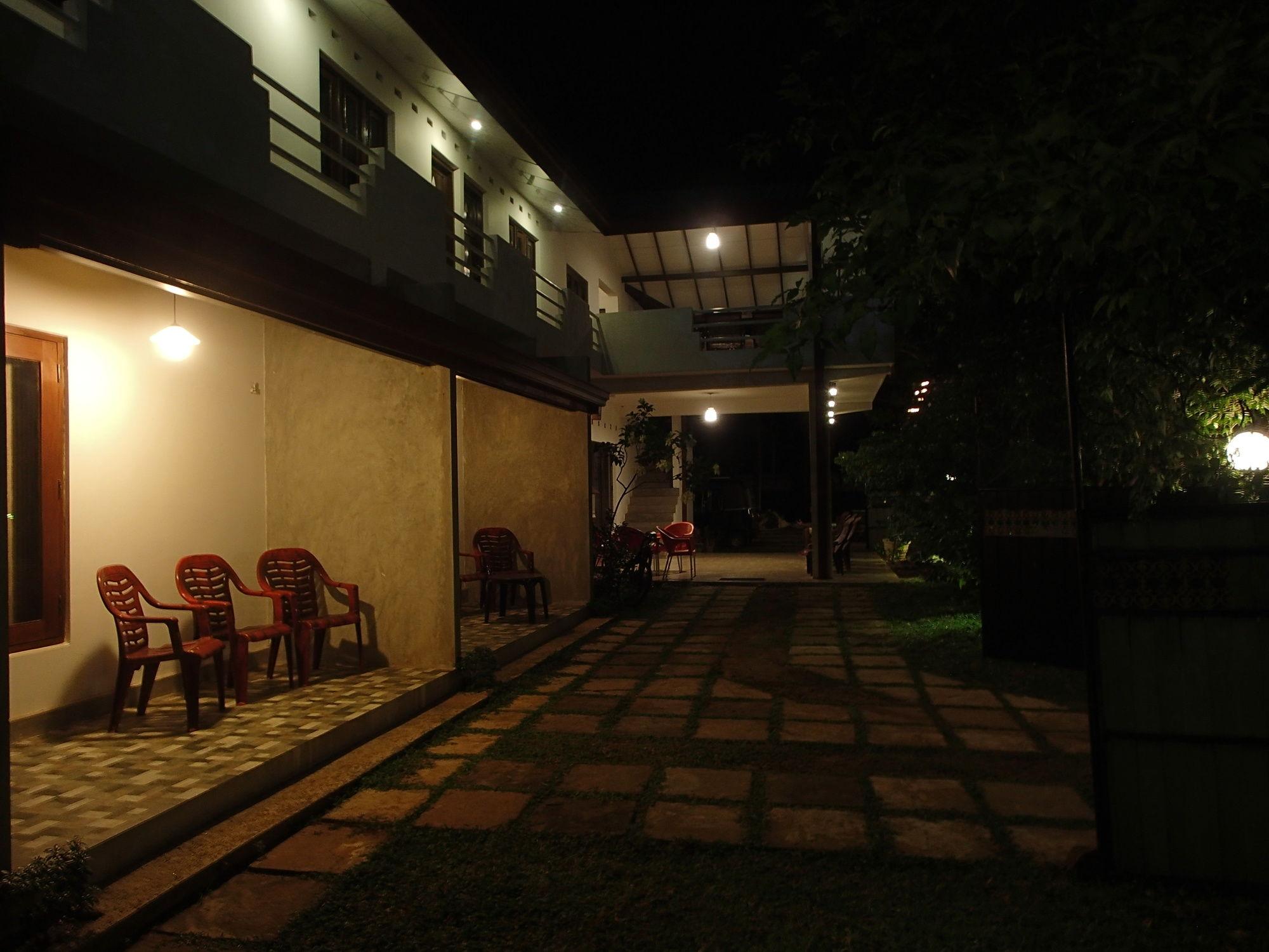 Kutumbaya Apartment Anuradhapura Ngoại thất bức ảnh