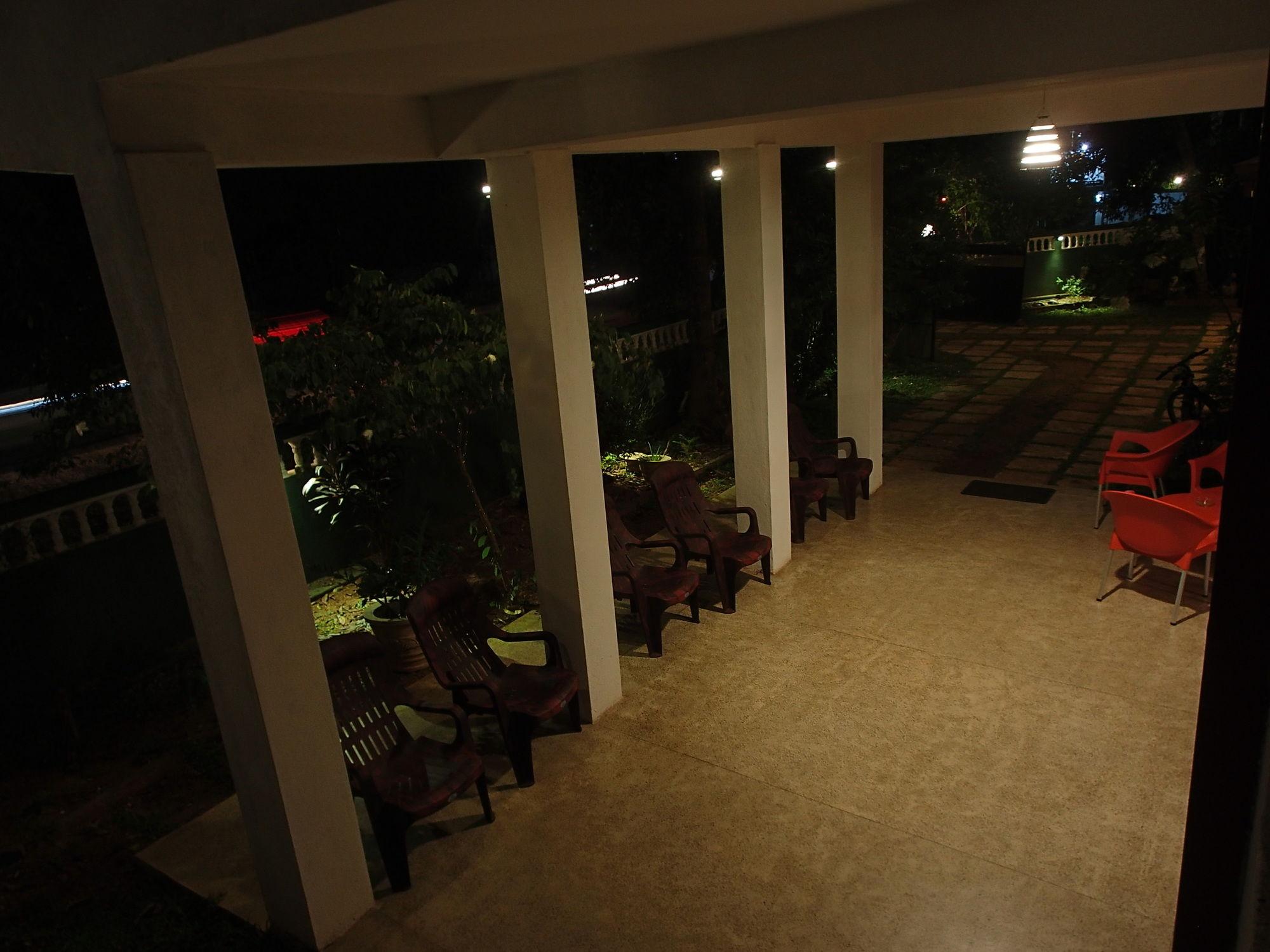 Kutumbaya Apartment Anuradhapura Ngoại thất bức ảnh